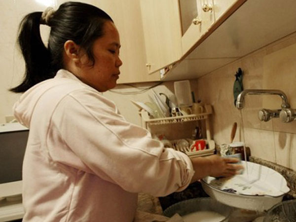 Mẹ trẻ Hà Nội khốn khổ vì osin cả ngày chỉ ngủ và chơi, luộc ngô cháy cả nồi, rau luộc còn nguyên gốc