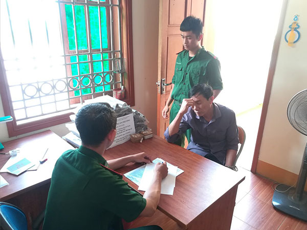 Nghệ An: Bắt đối tượng vận chuyển lượng lớn thuốc nổ bằng xe máy