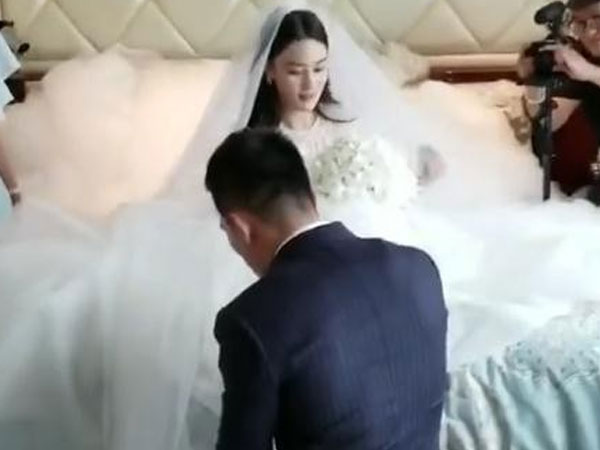 Những hình ảnh hiếm hoi trong đám cưới Trương Hinh Dư: Chú rể điển trai quỳ gối đi giày cho cô dâu