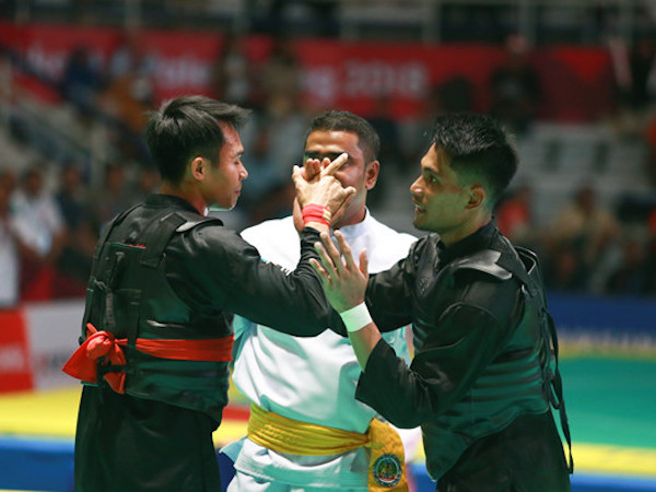 Trọng tài xử ép, võ sĩ Malaysia bỏ cuộc ở chung kết pencak silat