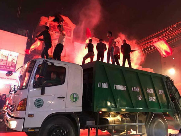 Ảnh: Cùng nhìn lại những màn ăn mừng cực chất từ các cổ động viên cả nước sau chiến thắng lịch sử của tuyển Olympic Việt Nam