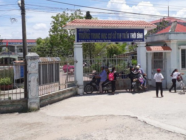 Cấm đứng lớp thầy giáo bị tố sàm sỡ nữ sinh