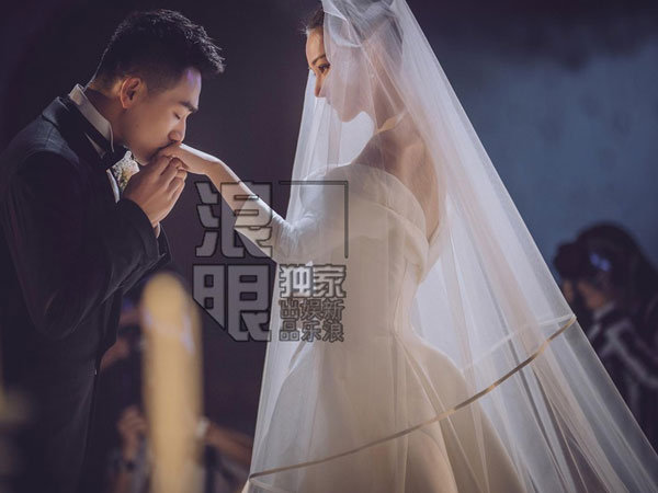 Chùm ảnh đẹp xúc động trong đám cưới 'tình địch Phạm Băng Băng' và sĩ quan đặc công điển trai như nam thần