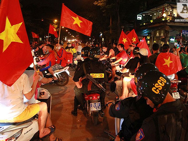 Công an Hà Nội trắng đêm trên đường cùng người hâm mộ bóng đá