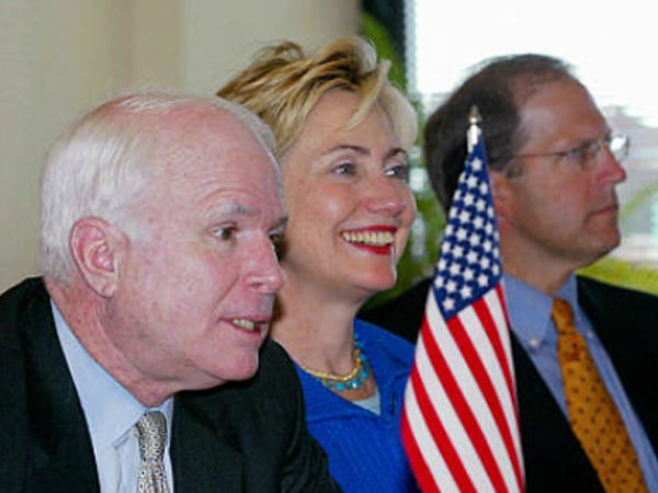 Cuộc thi uống rượu giữa John McCain và Hillary Clinton 14 năm trước