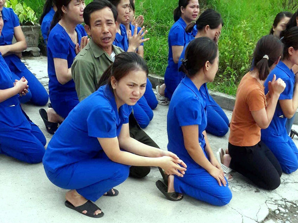 Kỷ luật 5 cán bộ vụ cô giáo mầm non quỳ gối bên xe hơi chủ tịch