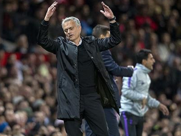 Mourinho mông lung khi nói về hàng thủ MU