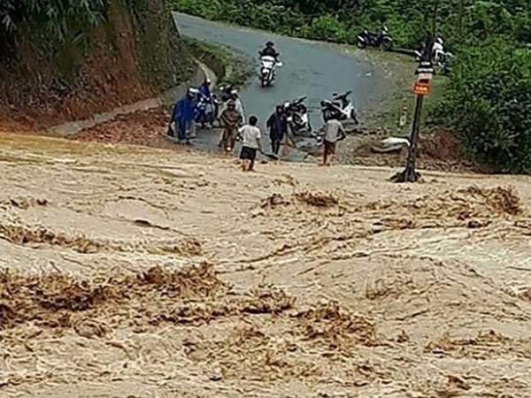 Mưa lớn gây lũ quét, sạt lở, nhiều huyện ở Điện Biên bị chia cắt