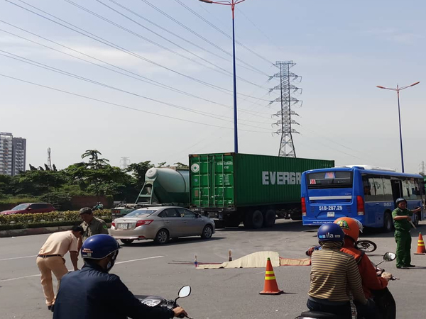 Người phụ nữ bị bánh xe buýt cán tử vong trên Xa Lộ Hà Nội