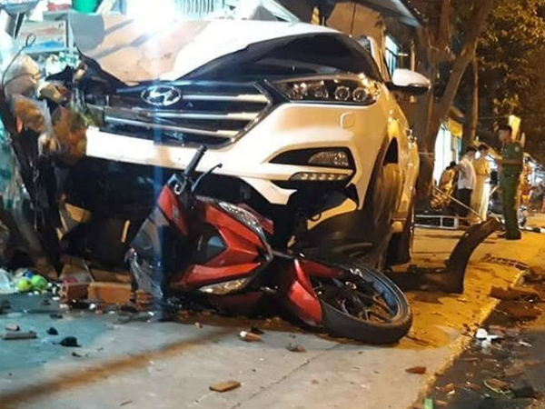Ô tô lao vỉa hè gây tai nạn kinh hoàng, 6 người thương vong