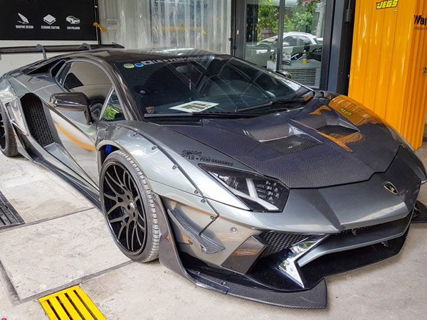 Siêu xe Lamborghini Aventador độ thân rộng chính hãng đầu tiên Việt Nam