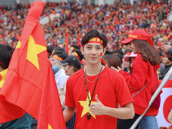 Sự thật bức ảnh 9X điển trai cổ vũ Olympic Việt Nam sau trận tứ kết