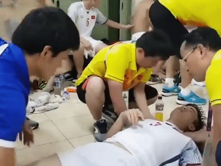 Trợ lý của HLV Park Hang-seo: 'Duy Mạnh chuột rút toàn thân, người cứng đơ như cục gạch'
