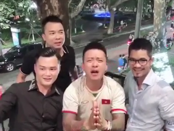 Tuấn Hưng vái lậy HLV Park khi Việt Nam vào bán kết Asiad