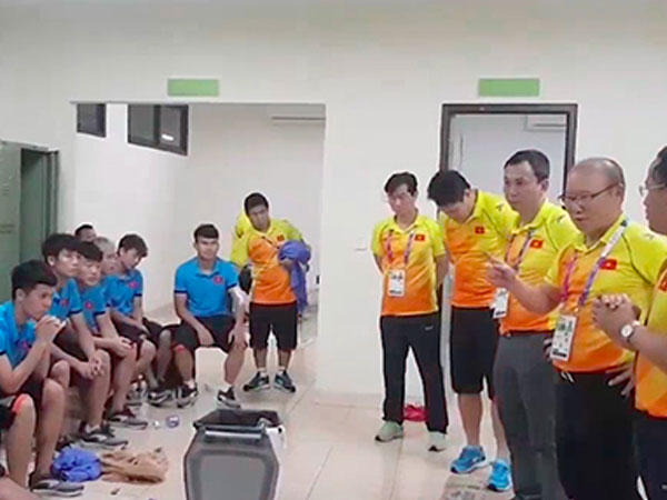 Video: HLV Park Hang-seo khích lệ học trò trong phòng thay đồ
