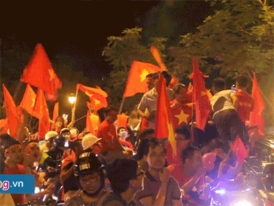 Video: Người Sài Gòn mở nhạc 'quẩy' giữa đường lúc 2h sáng