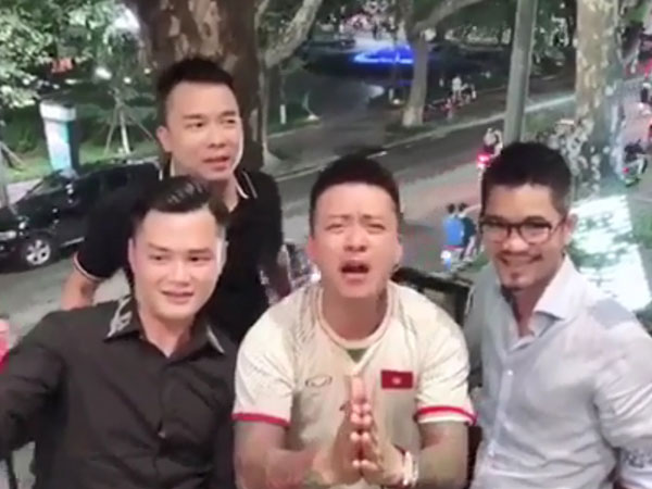 Video: Tuấn Hưng vái lậy HLV Park khi Việt Nam vào bán kết Asiad