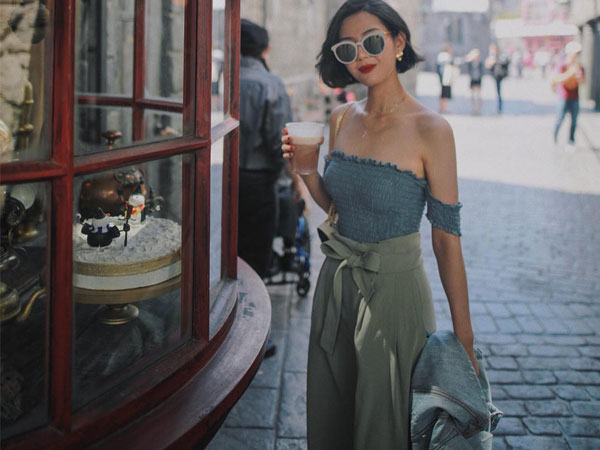 Vừa giấu khéo bụng lớn lại kéo chân tuyệt đỉnh, chẳng trách quần vải thắt nơ lại gây sốt suốt mùa hè/thu năm nay