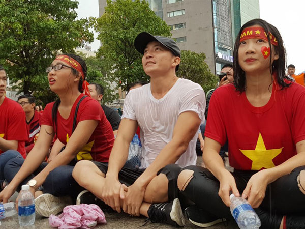 9X xinh đẹp ướt sũng dưới mưa, tiếc nuối cho Olympic Việt Nam