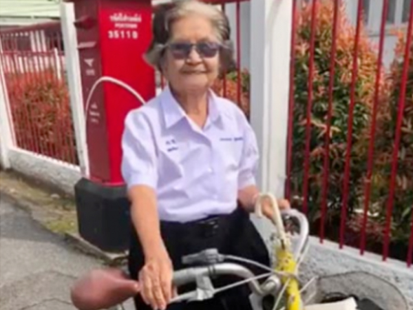 Bà ngoại 84 tuổi mặc đồng phục 'siêu cute' tới trường dự kỳ thi lớp 6