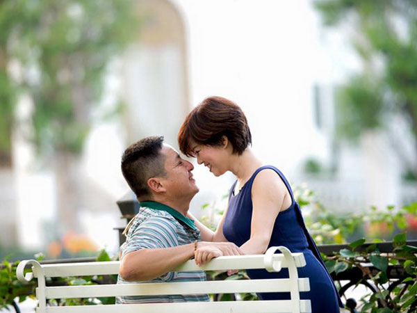 Bà xã Chí Trung: Tiểu thư nhà giàu yêu trai nghèo - 40 năm 'bỏ qua hết lần này đến lần khác' khi chồng lạc chân rong chơi khắp chốn