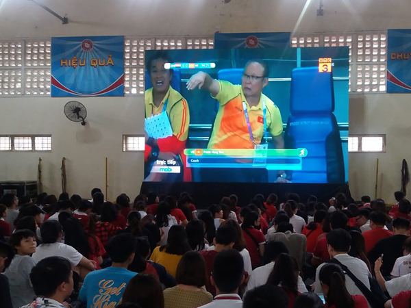 Chảo lửa người hâm mộ tại các trường Đại học cờ hoa rộn ràng, sẵn sàng tiếp sức cho Olympic Việt Nam