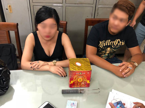 Hà Nội: Cô gái bị đưa về phường vì cùng bạn trai mang pháo đi cổ vũ đội tuyển Việt Nam