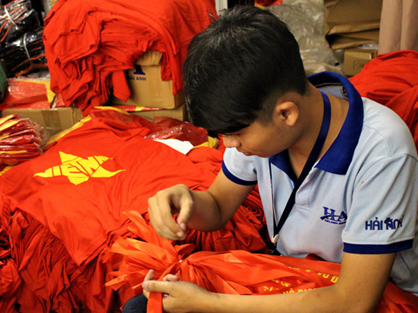 Video: Hàng trăm CĐV xếp hàng nhận áo cổ vũ đội tuyển Olympic Việt Nam