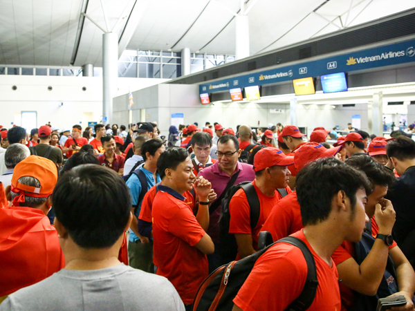 Người hâm mộ ùn ùn đi 'tiếp lửa' cho Olympic Việt Nam từ mờ sáng