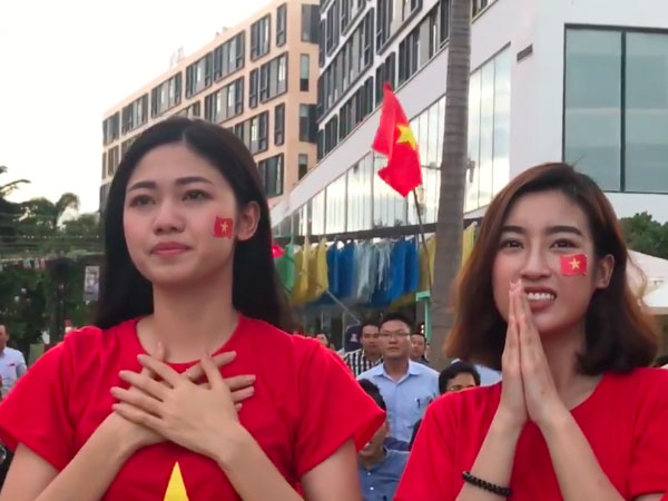 Thanh Tú bật khóc, Mỹ Linh và các thí sinh Hoa hậu Việt Nam 2018 vỡ oà trước cú ghi bàn tuyệt đẹp của Minh Vương