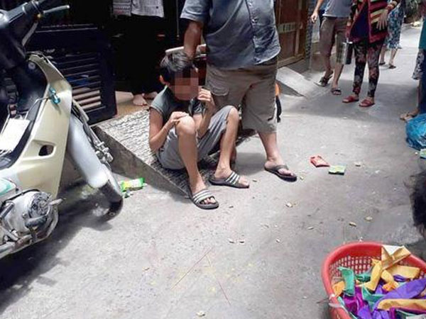 Thiếu niên 13 tuổi đâm con chủ nhà khi giật cô hồn khai gì?