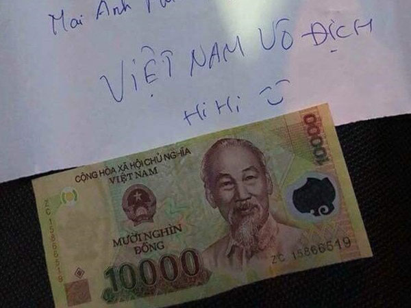 Tờ giấy nhắn 'mượn tạm cờ đi bão' và 10 nghìn đồng để lại của người lạ