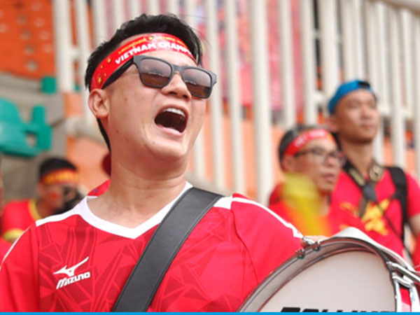 Video: Ca sĩ Hoàng Bách đánh trống trên khán đài cổ vũ Olympic Việt Nam