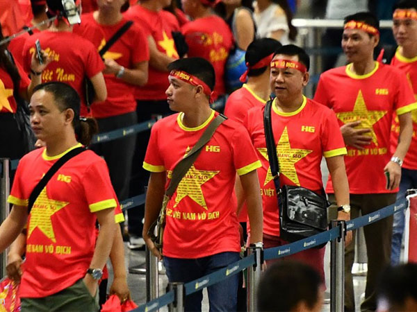 Video: CĐV Việt Nam lên đường cổ vũ đội tuyển Olympic