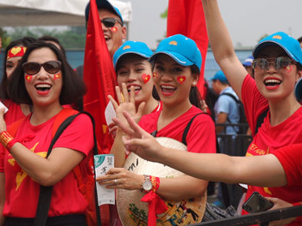 Video: Những bóng hồng trên khán đài cổ vũ Olympic Hàn Quốc