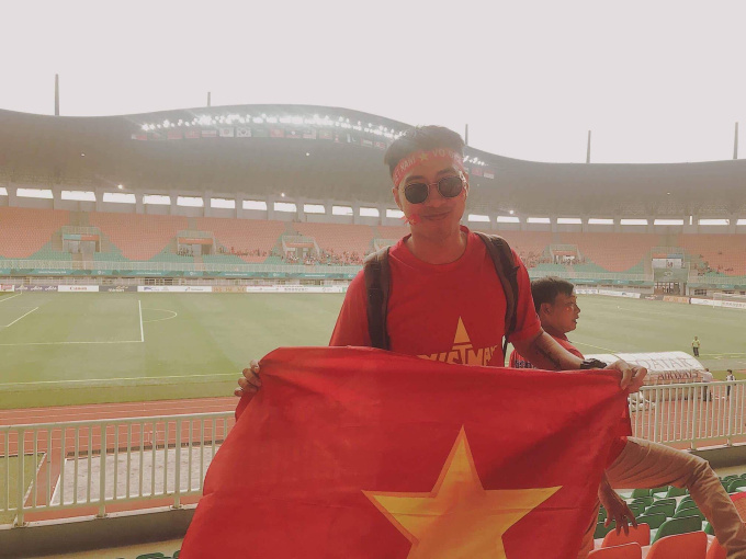 Vợ chồng Only C đã có mặt tại Indonesia, rạng rỡ giơ cao cờ Việt Nam trên khán đài sân vận động