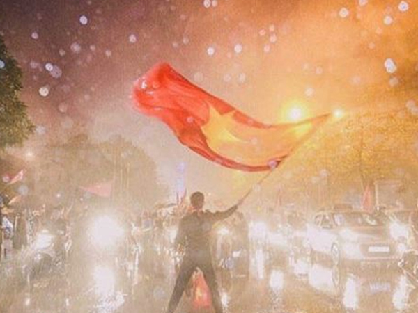 Báo Hàn Quốc ngỡ ngàng cảnh CĐV Việt Nam đội mưa ‘đi bão’