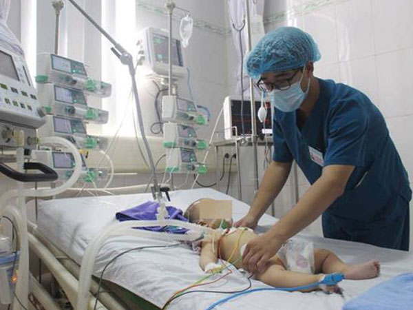 Bé trai 6 tháng tuổi nguy kịch sau khi được chữa 'mở khoá đầu'