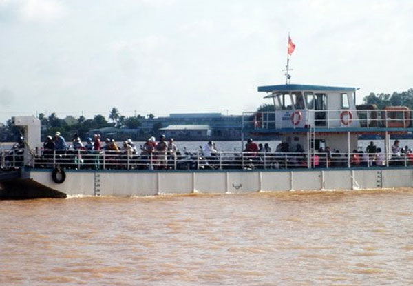 Diễn biến mới vụ bé gái 'lọt' phà, rơi xuống sông Hậu tử vong