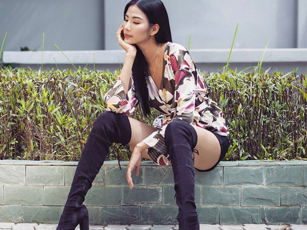 Hoàng Thùy luôn mang boots cao tới đùi giữa mùa hè
