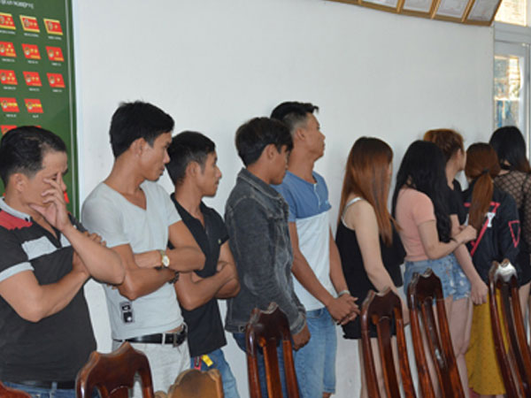 Hơn 30 'nam thanh nữ tú' phê ma túy trong quán karaoke