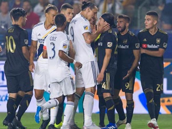 Ibrahimovic bị phạt tiền vì bóp cổ Lee Nguyễn