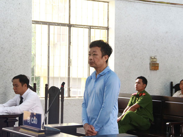 Lừa 24 tỉ đồng để tiêu xài và... biếu sếp!