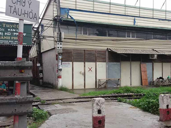 Một người bị tàu hỏa cán chết khi băng qua đường sắt ở Hà Nội
