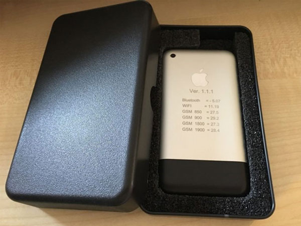 Nguyên mẫu iPhone chạy OS X được đấu giá 12.000 USD