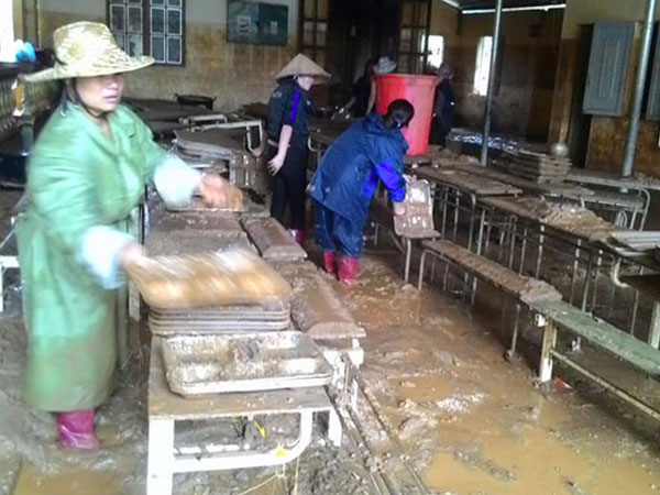 Trường học ở Sơn La ngập bùn đất sau lũ