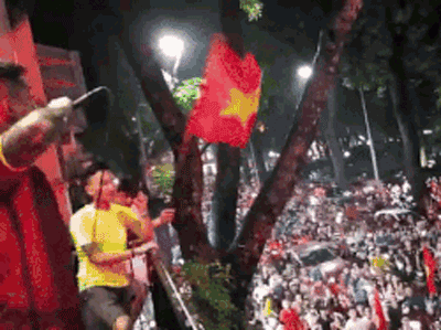 Tuấn Hưng hát cùng hàng nghìn CĐV sau trận thua của Olympic Việt Nam