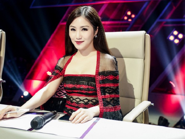 Từng 'đá xoáy' Chi Pu nhưng Hương Tràm lại gây sốc khi hát 'Từ hôm nay' để thị phạm thí sinh