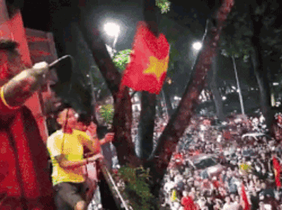 Video: Tuấn Hưng hát cùng hàng trăm cổ động viên sau trận bán kết