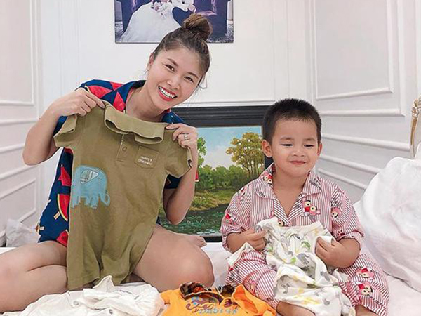 Vợ Đăng Khôi bất ngờ bị chỉ trích hứa tặng quần áo cũ của con nhưng…không tặng